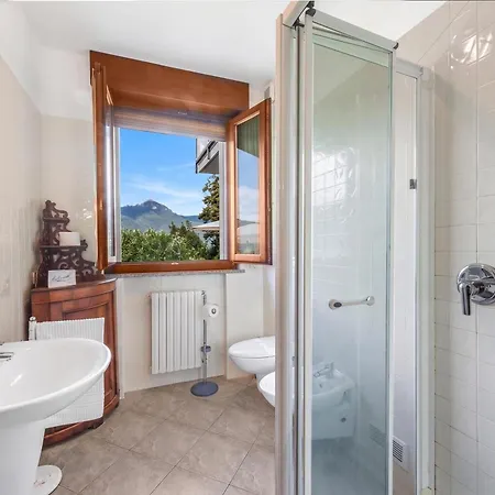 Casa Malpensata: View Garden House - Happy Apartment Porto Valtravaglia